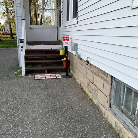Cozy First Floor Apartment Chicopee Exterior photo